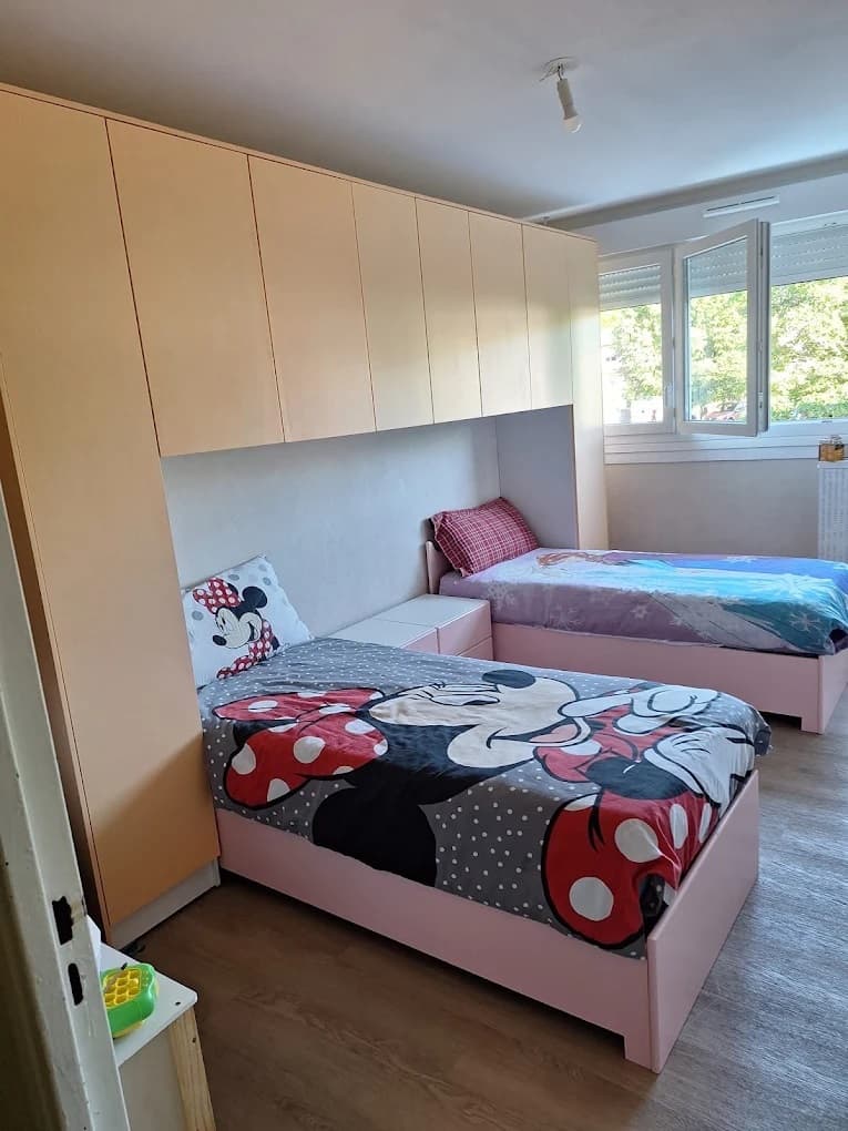 Chambre avec armoire-pont et lits montée par Menuiserie Beirouti