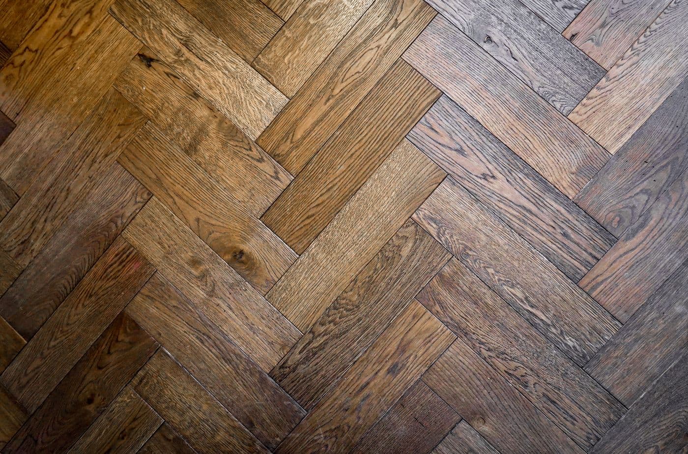 Parquet en chevrons aux tons chauds