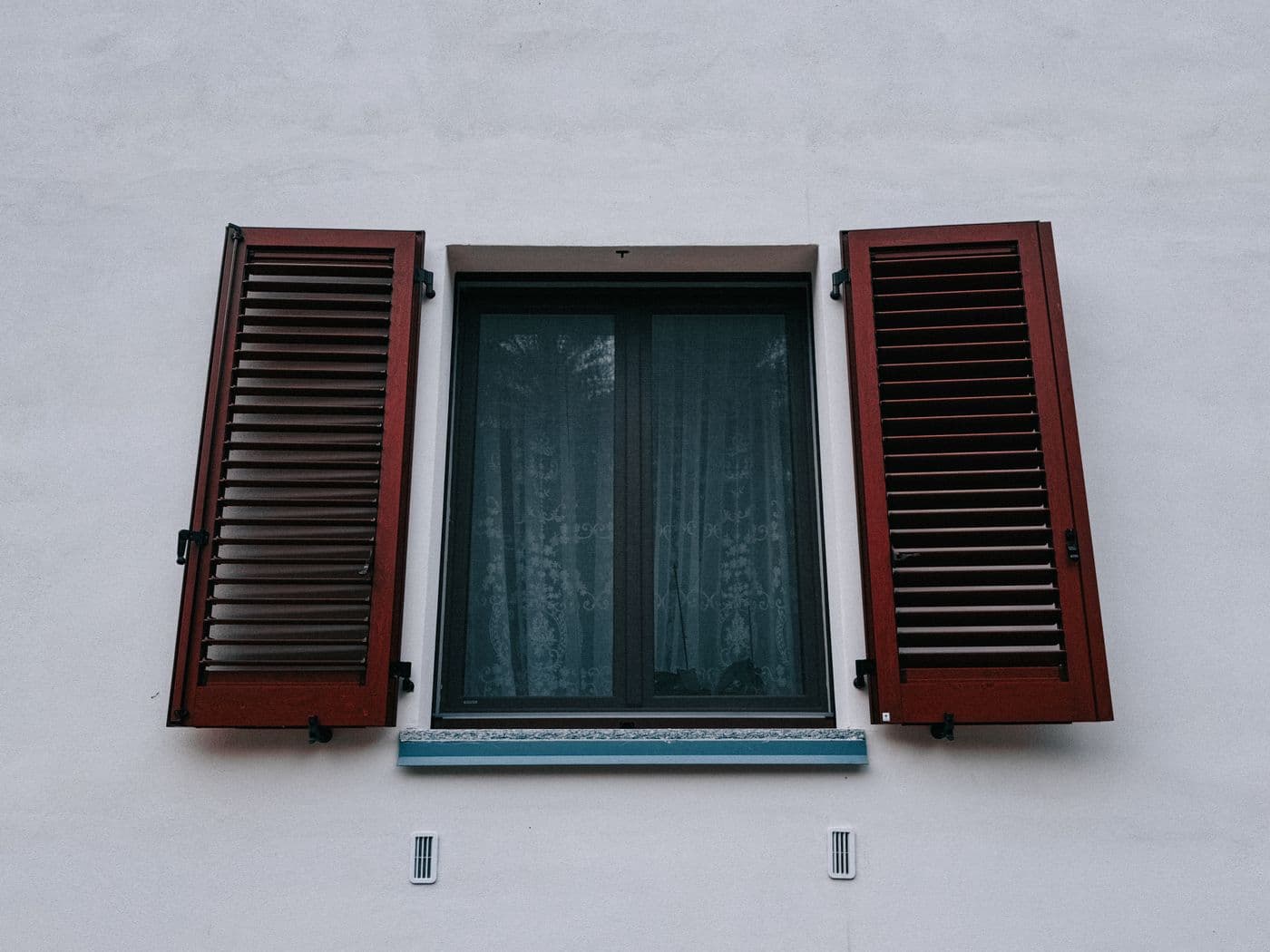 Volets battants sur une façade